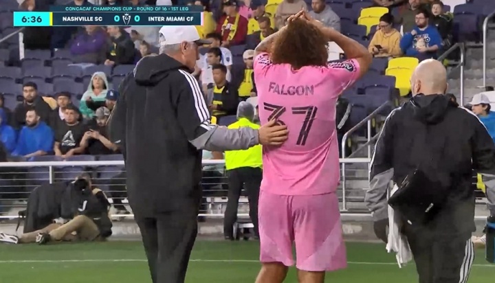开云体育官网-迈阿密后卫法尔肯开场第7分钟伤退，与对手争球被压倒